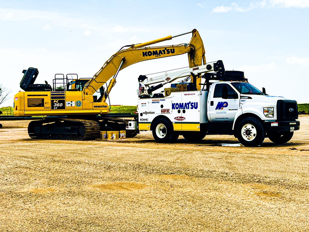 Komatsu PC360 Service Truck